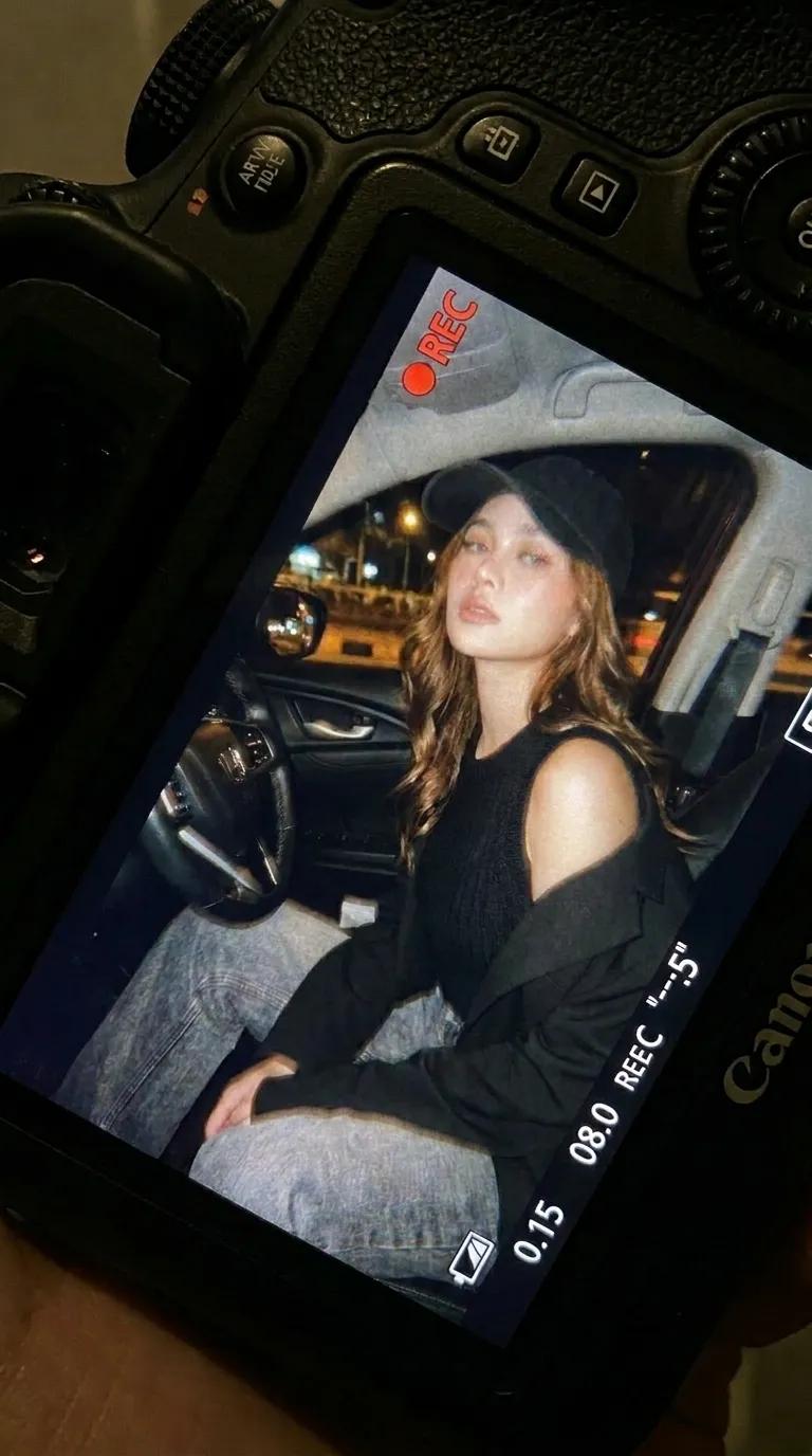 车内深夜酷飒时尚写实人像 2