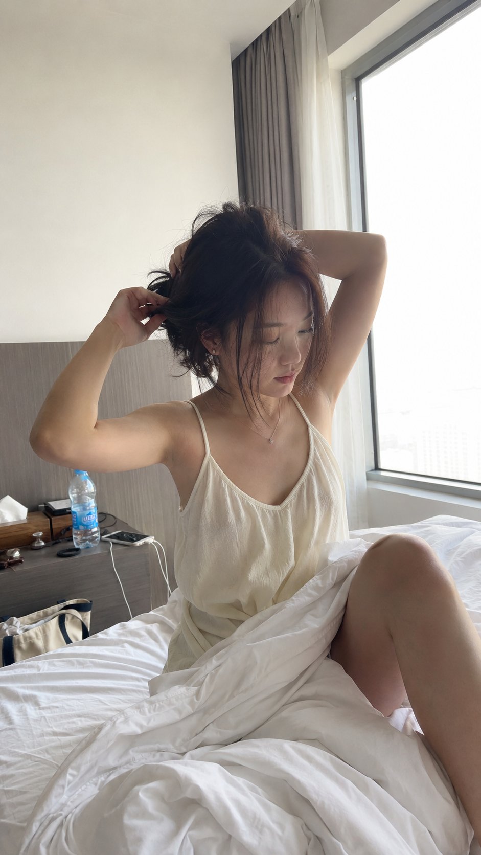清晨酒店房间内整理头发的生活感随拍