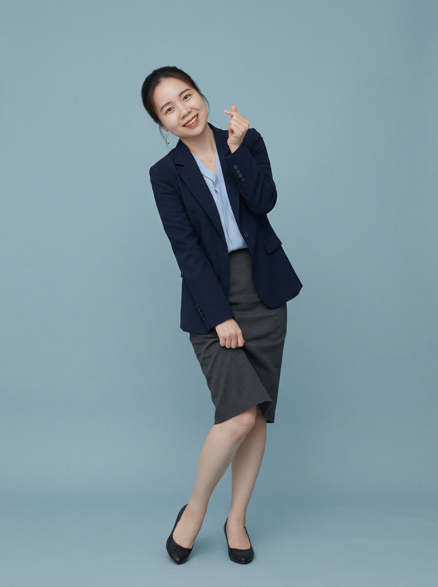 俏皮歪头比心,极致萌系少女