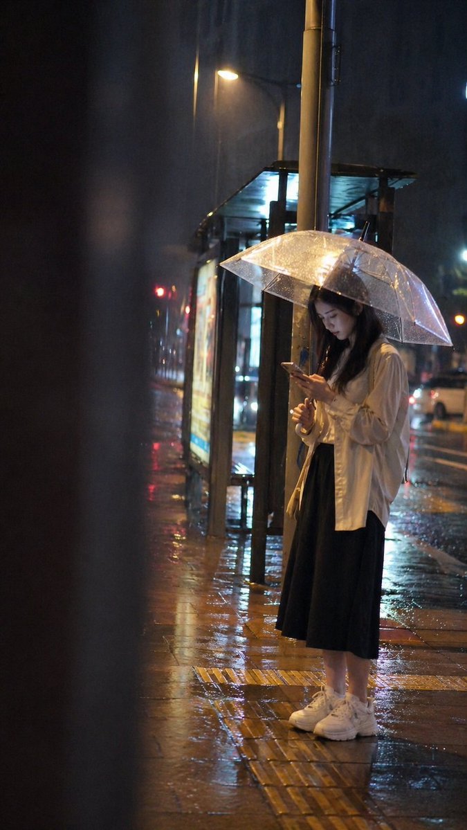 雨夜公交站等车的少女