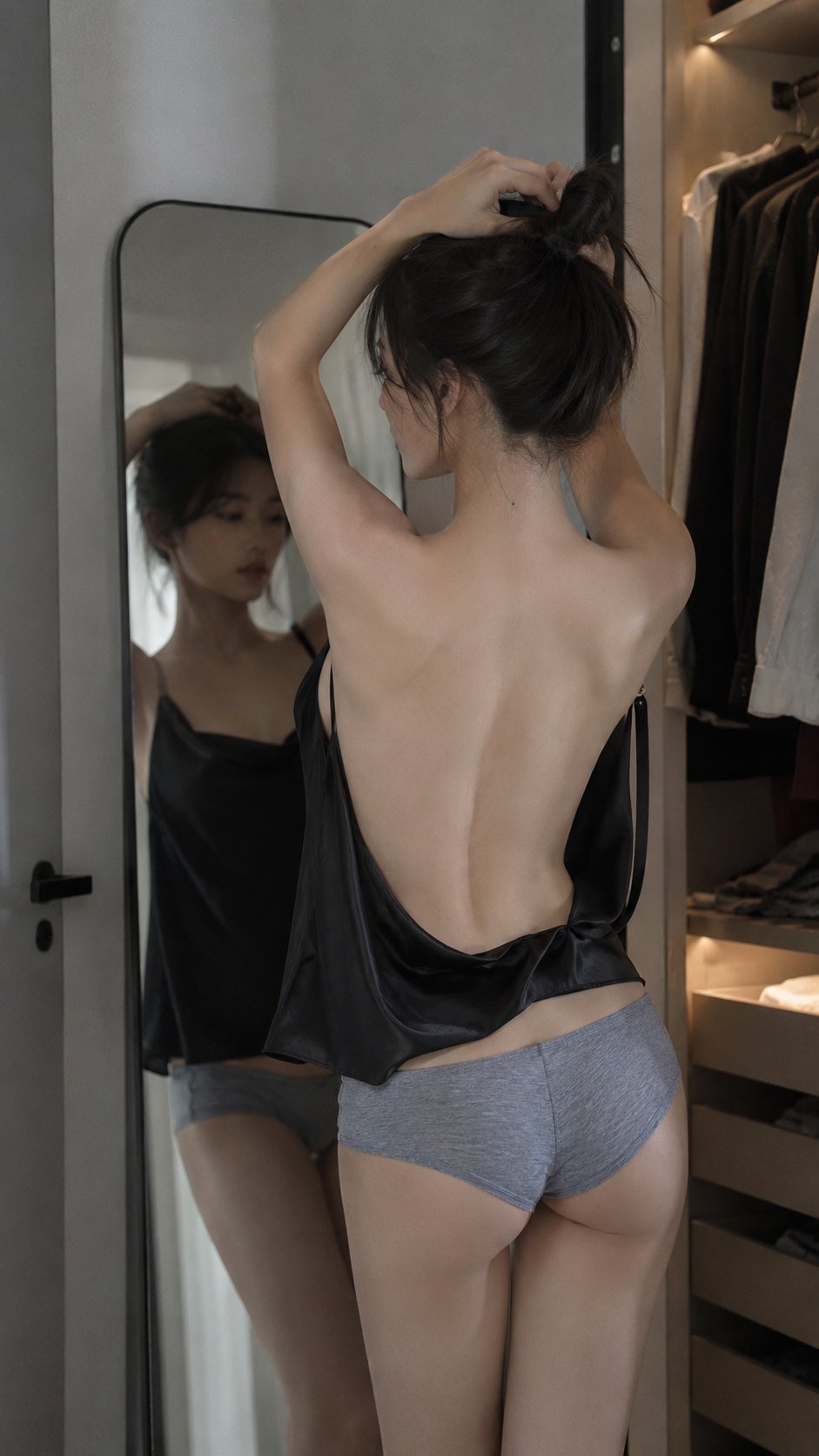 写实纯欲风格女性衣帽间背影生活照 2