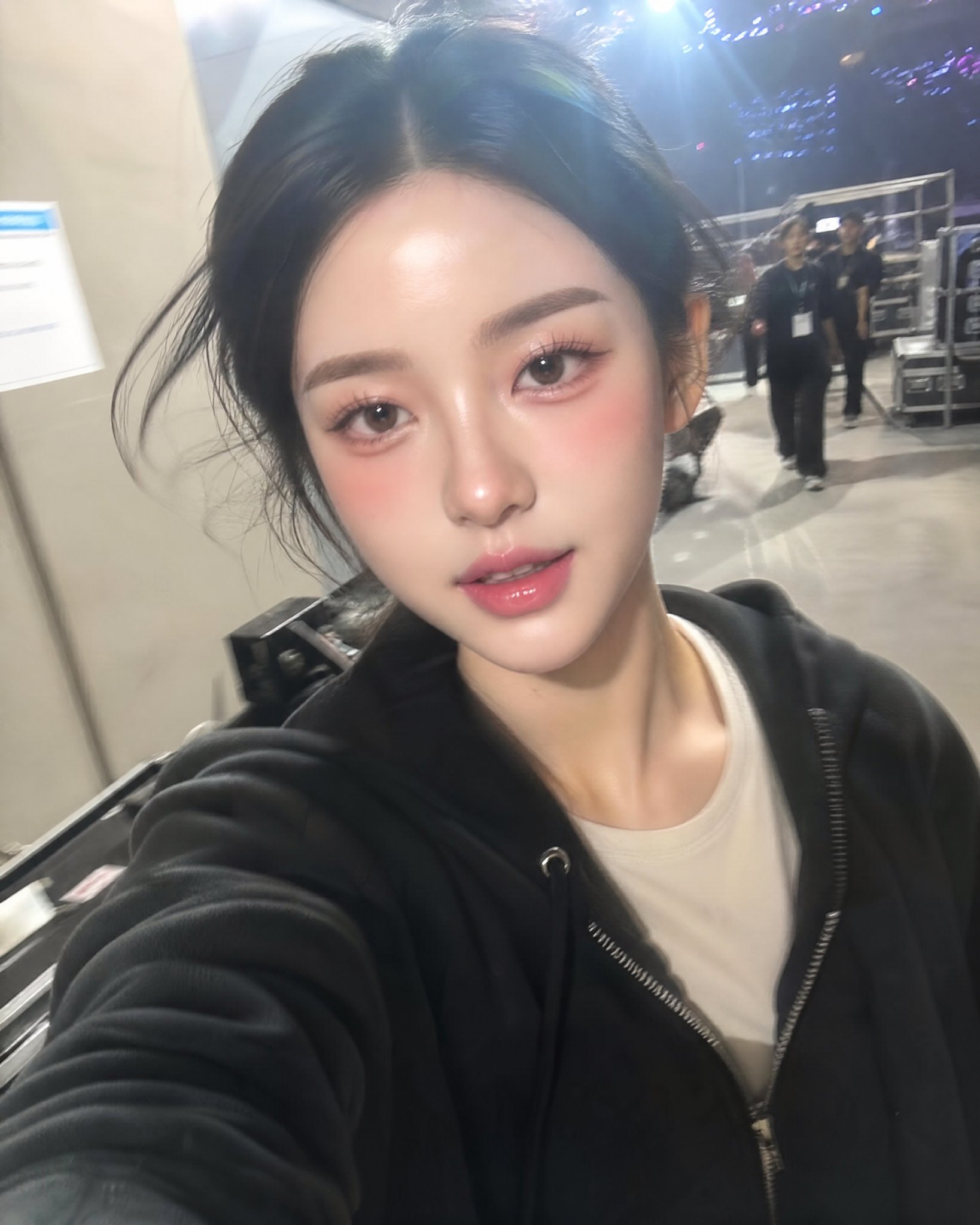 演唱会后台超写实iPhone前置自拍 2