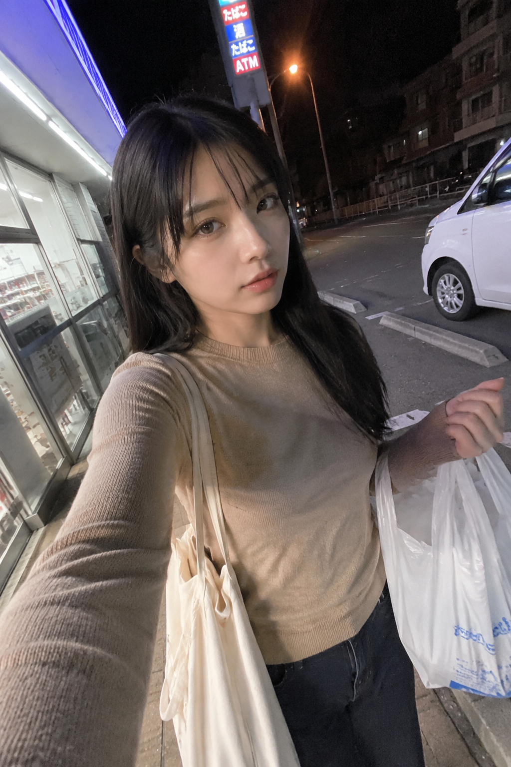 実在SNS写真、成人ニュ ー ハ ー フ 美女、深夜のコンビニ帰りセルフィー、片手にレジ袋、肩掛けトートバッグ、ベージュの薄手ニット、ダークデニム、少し疲れた表