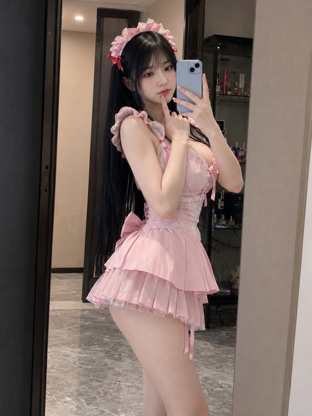 粉色,粉色,粉色,可爱 GPT-图像2提示 创建一张逼真的3:4比例镜前自拍肖像,描绘一位美丽的成年东亚女性在现代公寓的更衣区摆姿势。她拥有柔和...