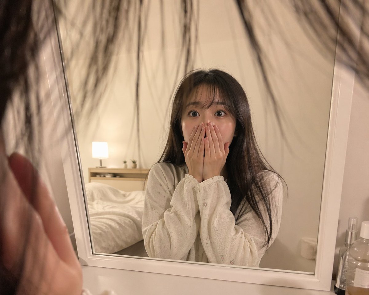 第一人称镜面卧室照片