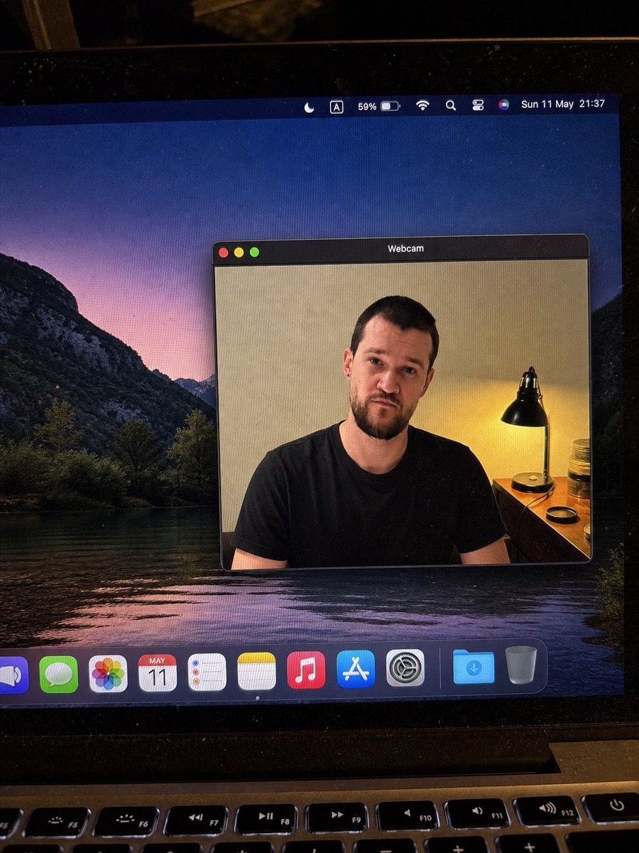 MacBook 摄像头窗口照片