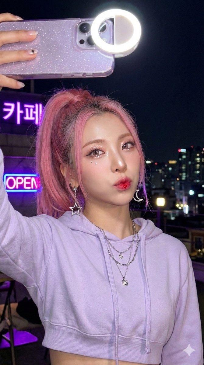 屋顶上的超写实 K-pop 自拍