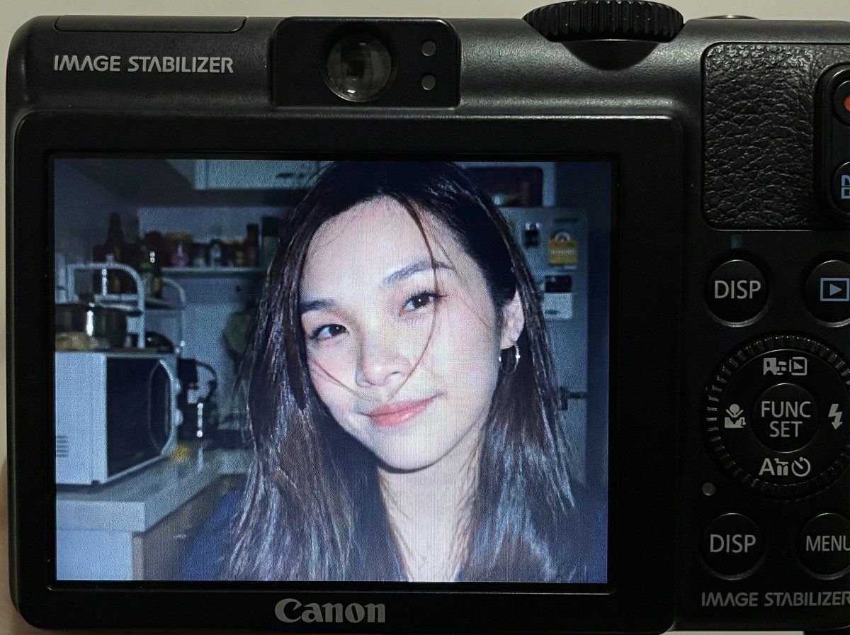 紧凑型数码相机屏幕快照：一位年轻女性
