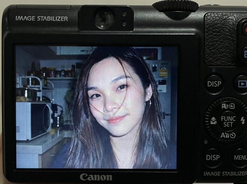 紧凑型数码相机屏幕快照:一位年轻女性