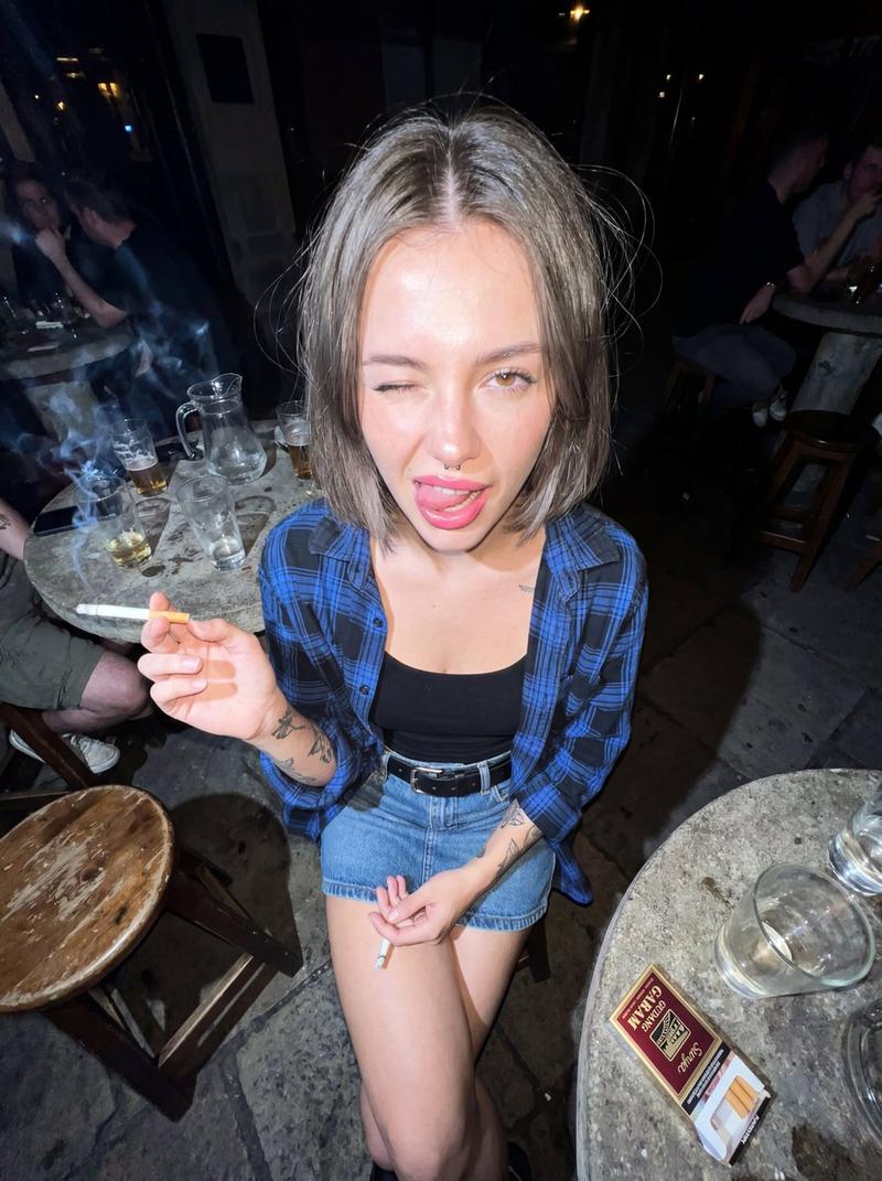 Y2K 垃圾摇滚闪光摄影肖像 (详细)