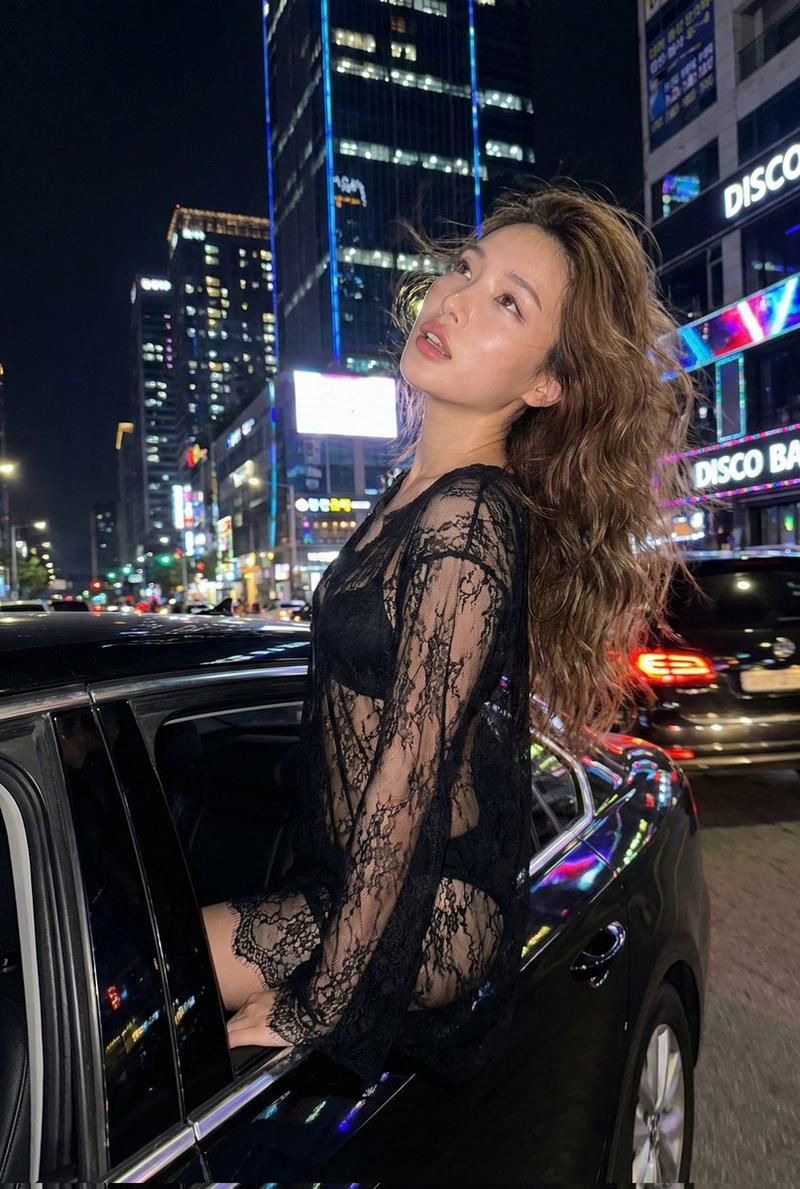 夜间都市时尚大片,豪车内景提示
