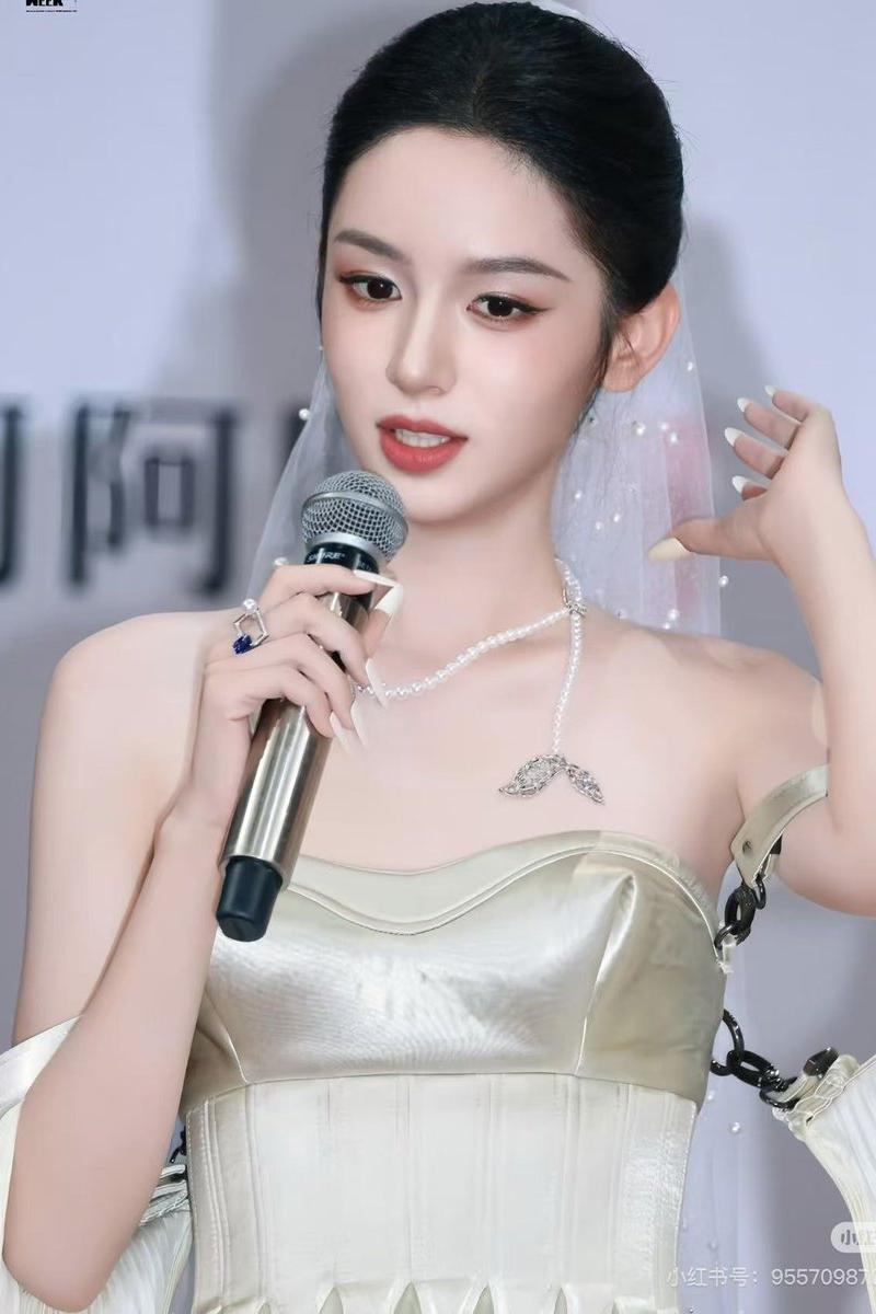 9宫格 K-Pop 偶像小卡风格提示词 (JSON)