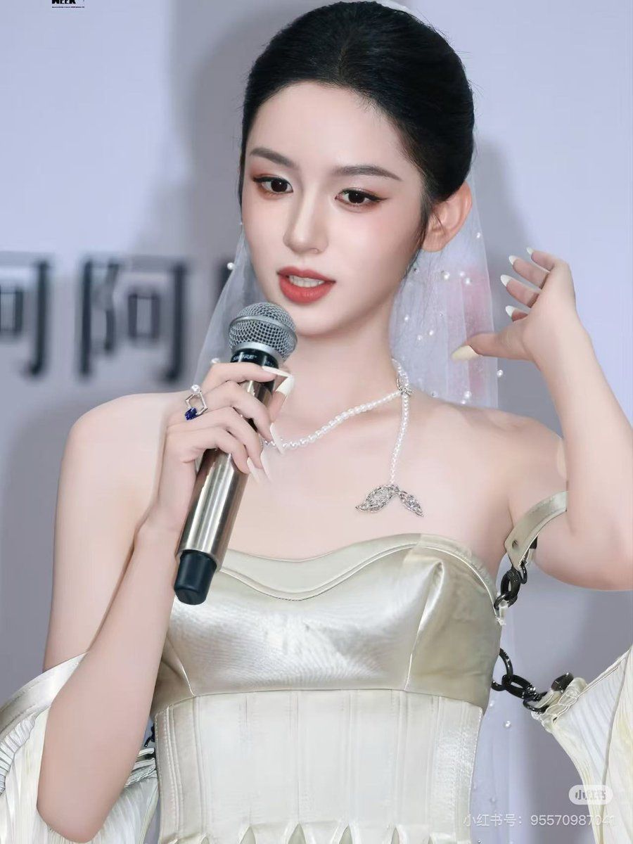 9宫格 K-Pop 偶像小卡风格提示词 (JSON)