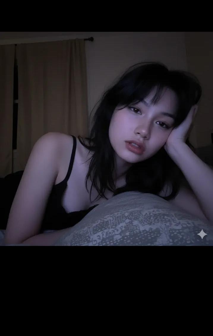 逼真的低光手机自拍（屏幕发光）