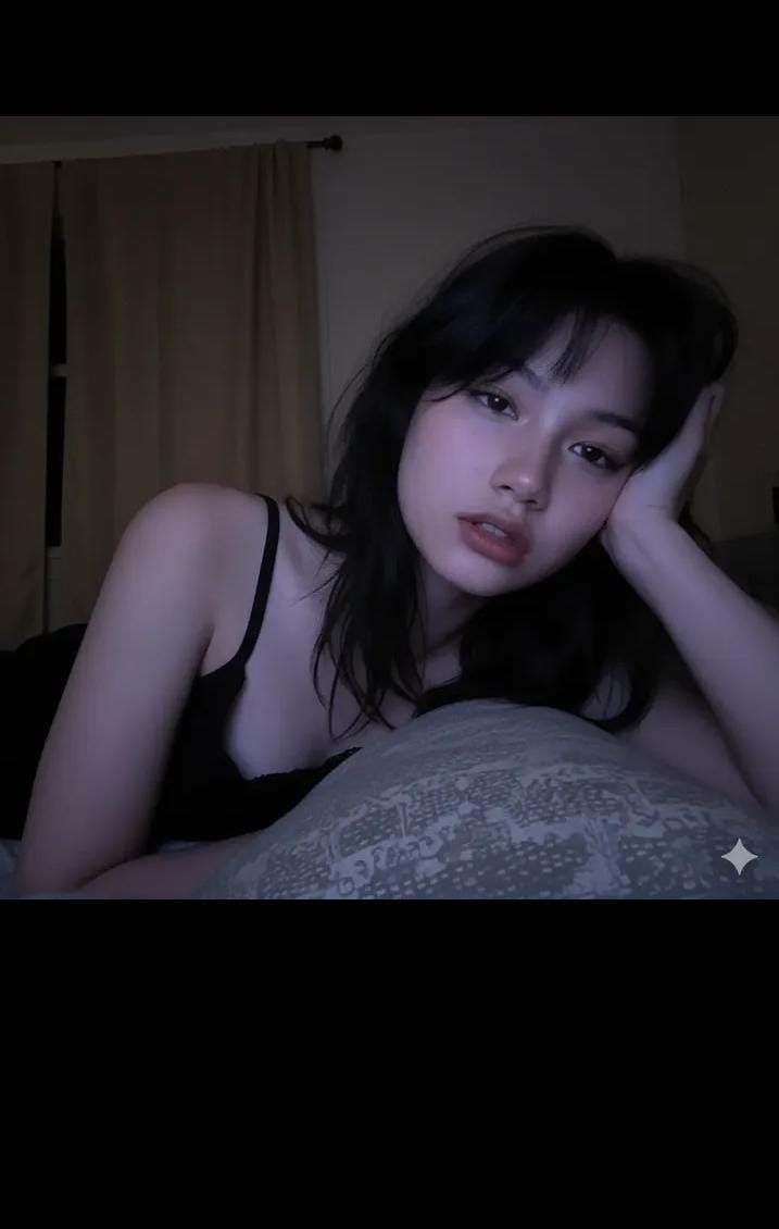 逼真的低光手机自拍(屏幕发光)