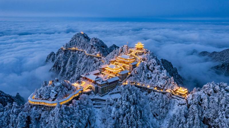冬季老君山道观的壮丽航拍图