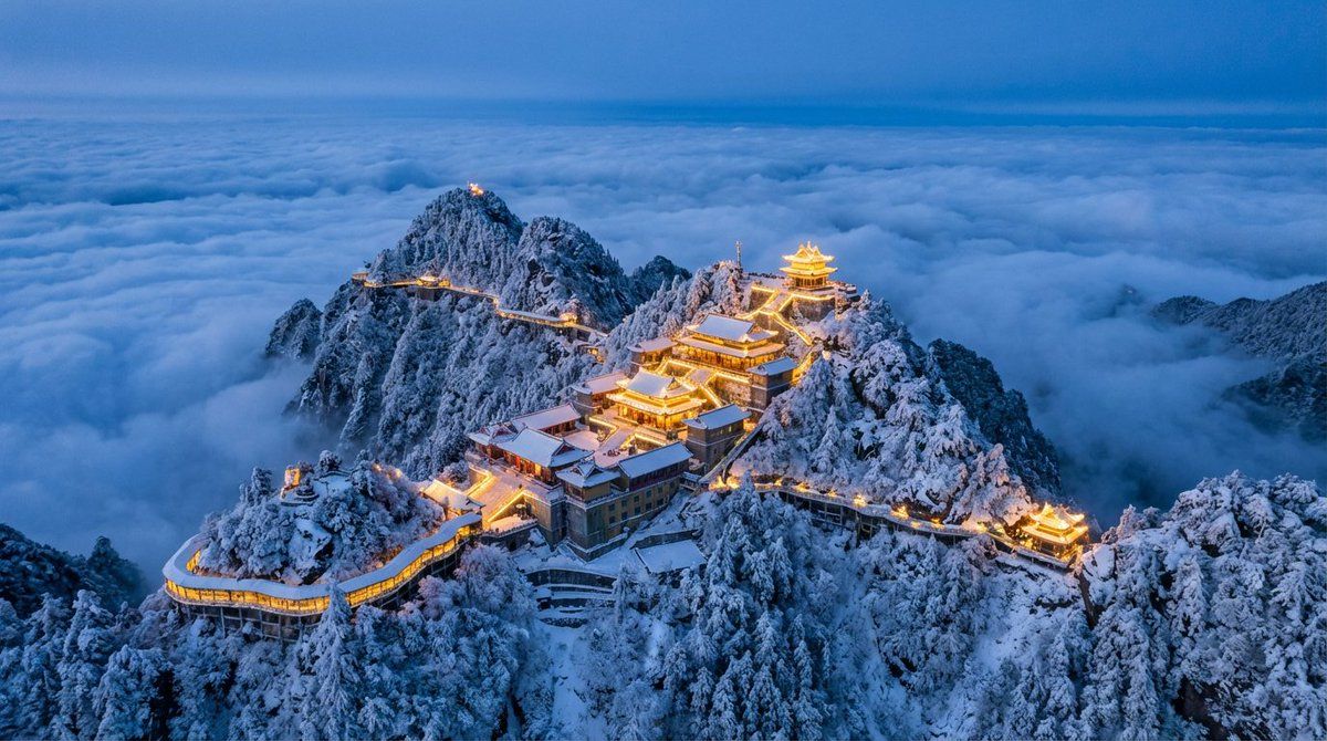 冬季老君山道观的壮丽航拍图