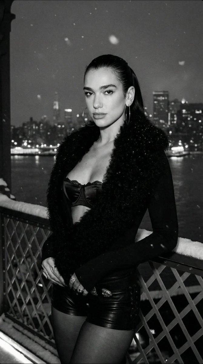 Dua Lipa 黑白电影感时尚大片提示词