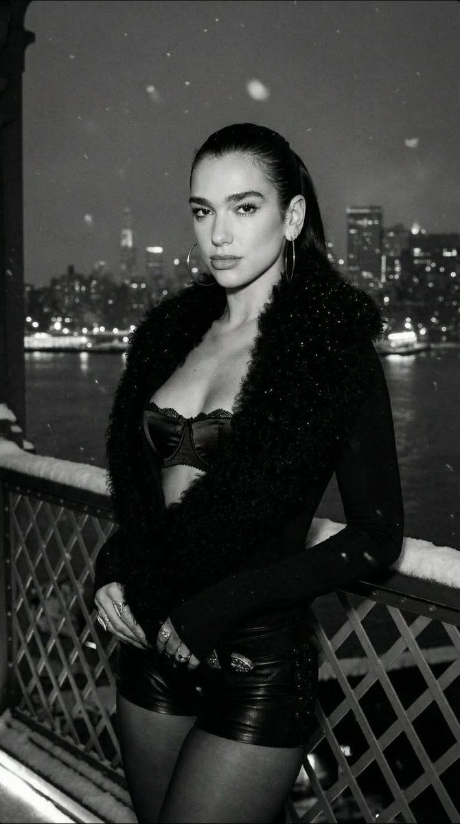 Dua Lipa 黑白电影感时尚大片提示词
