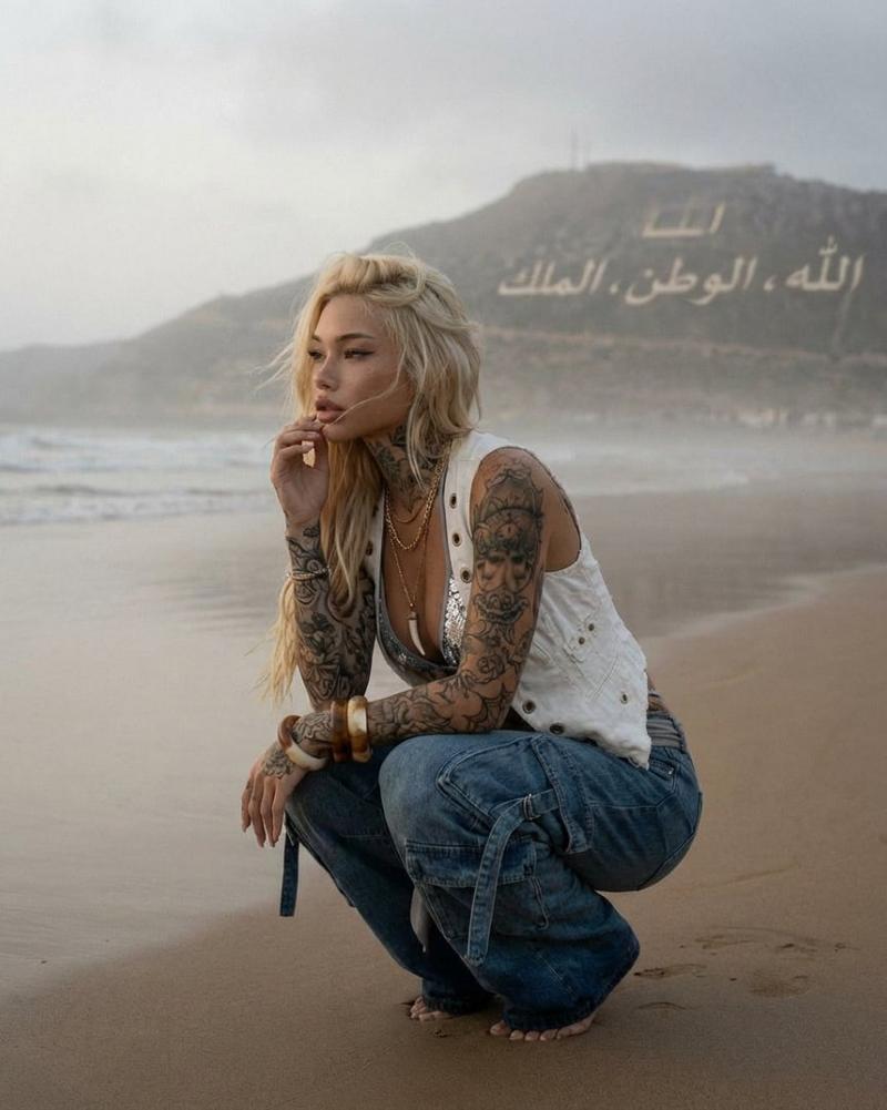 薄雾弥漫的海滩上的纹身女子时尚大片