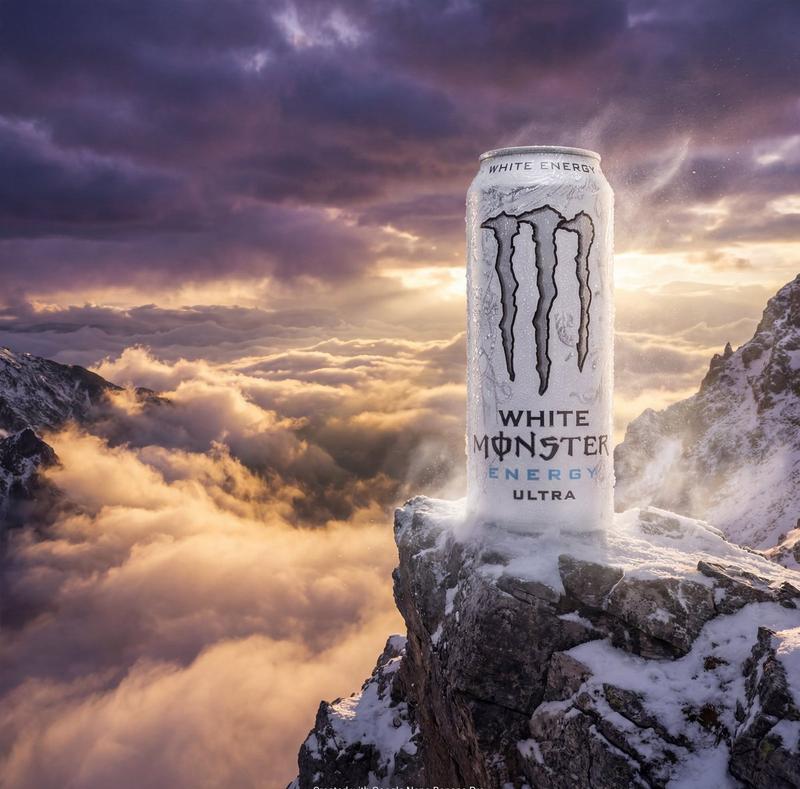 产品广告：山顶上的 Monster Energy 罐