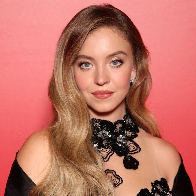 Sydney Sweeney 红毯肖像照,搭配蕾丝衣领