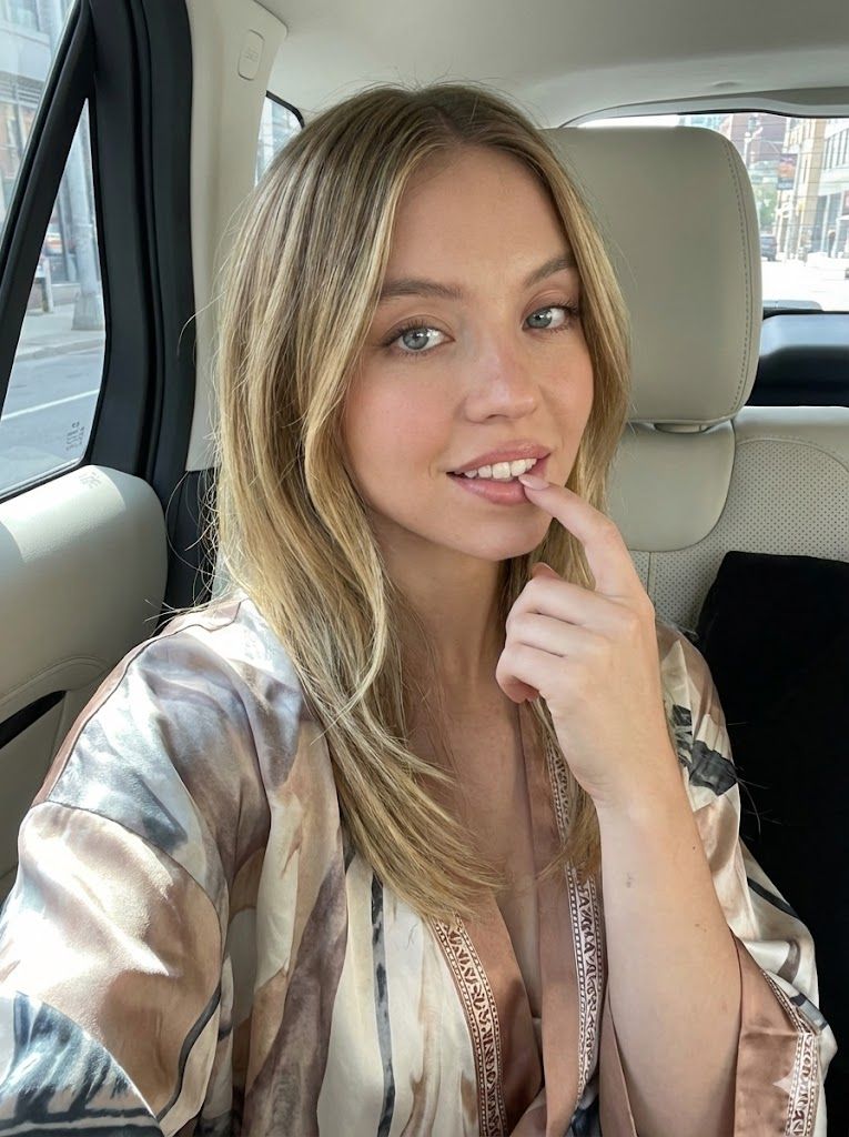 Sydney Sweeney 汽车自拍提示词