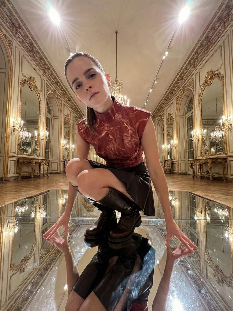 艾玛·沃特森 (Emma Watson) 令人不安的低角度肖像提示