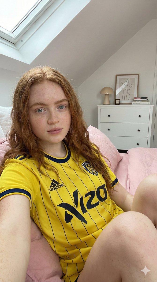 萨迪·辛克 (Sadie Sink) 身穿足球球衣的超逼真自拍