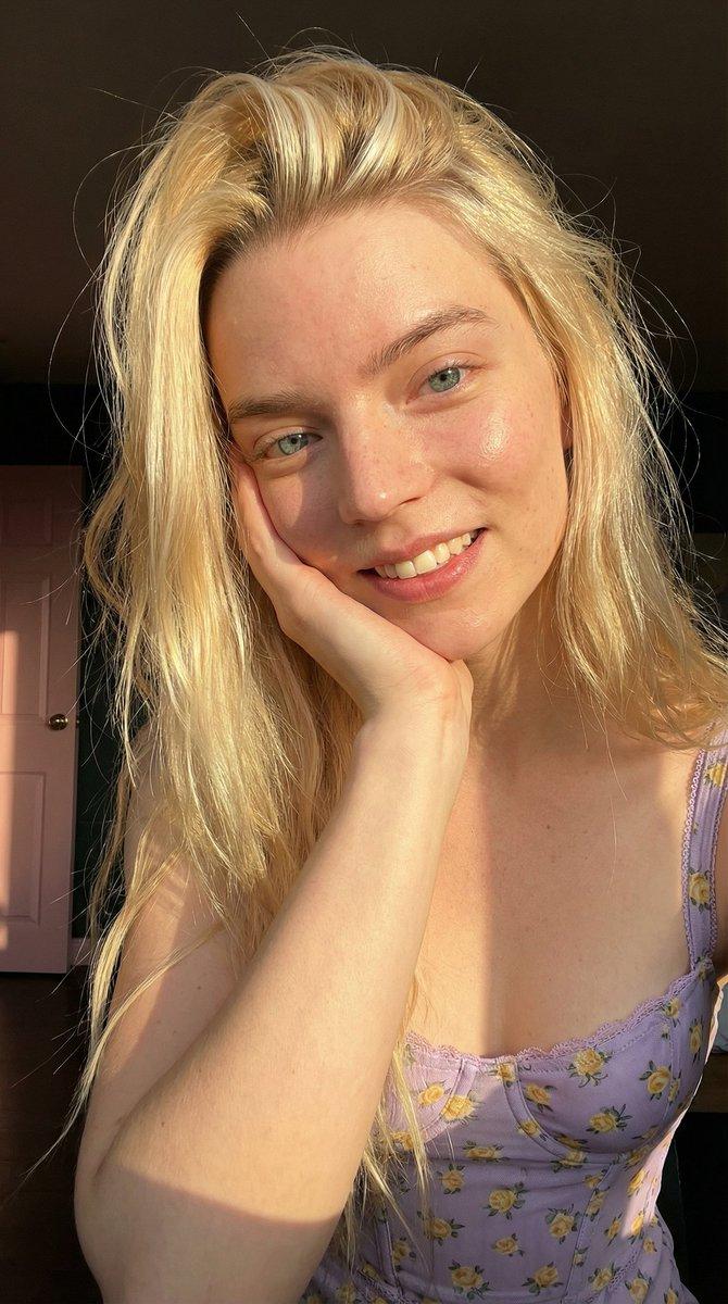 安雅·泰勒-乔伊 (Anya Taylor-Joy) 的阳光金色时刻肖像