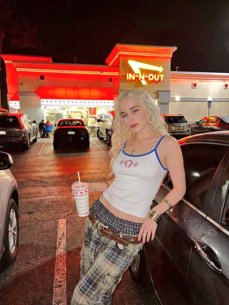 艾米莉亚·克拉克 (Emilia Clarke) 在 In-N-Out 的 Y2K 夜间照片