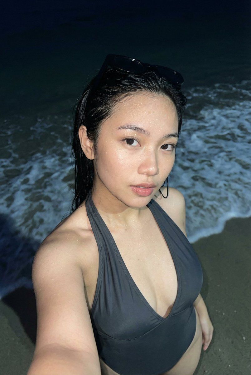 夜间海滩上逼真的智能手机闪光自拍
