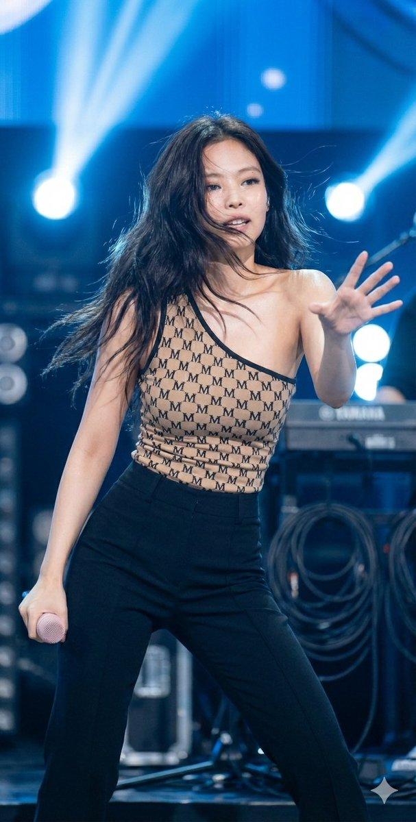 Jennie Kim 身着 Monogram 紧身衣的动态编辑肖像