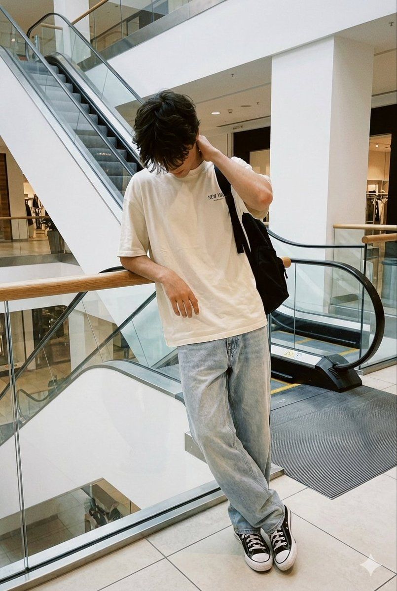 商场扶梯旁人物的逼真抓拍智能手机照片