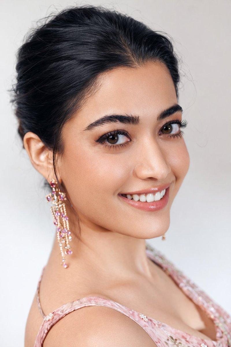 拉什米卡·曼丹娜 (Rashmika Mandhana) 身着纱丽的 8K 影棚肖像