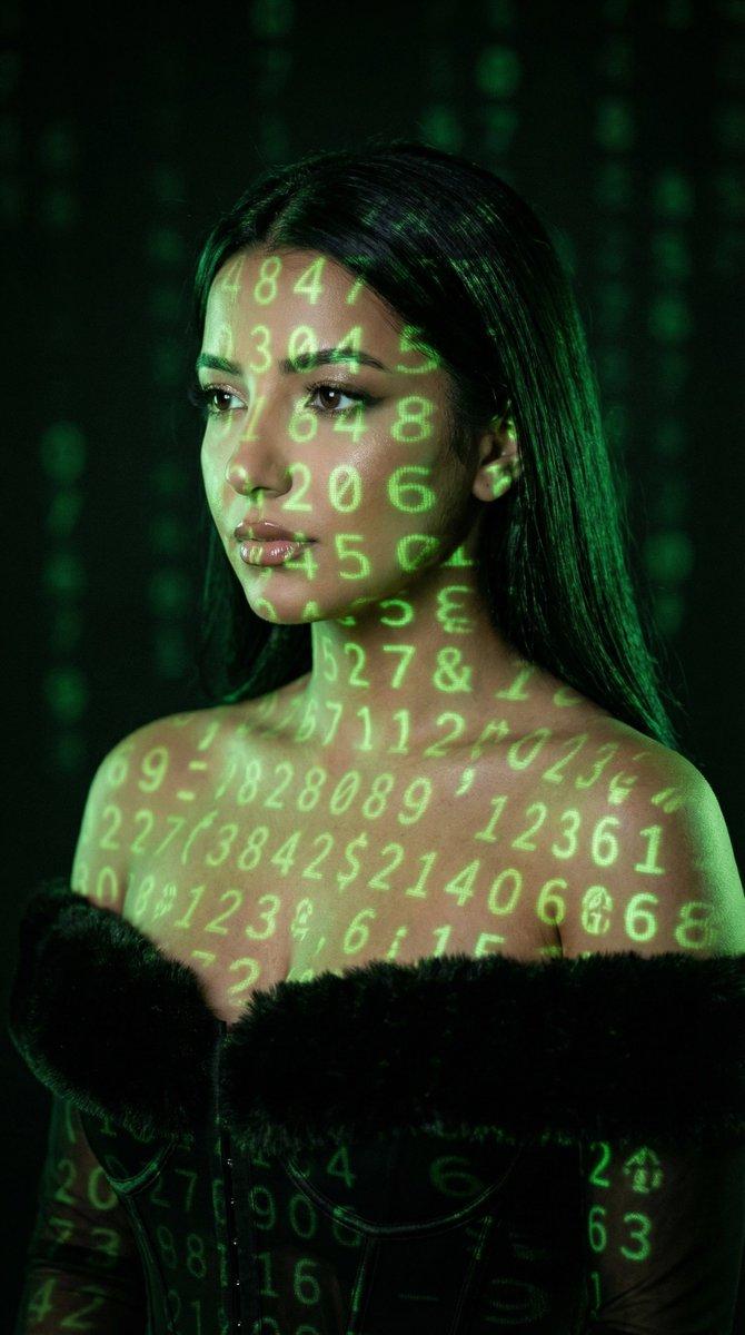 赛博投影仪数字美女肖像提示 (JSON 格式)