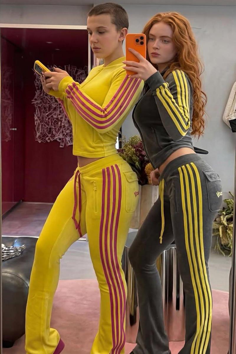 两个身穿丝绒运动服的女性的镜面自拍