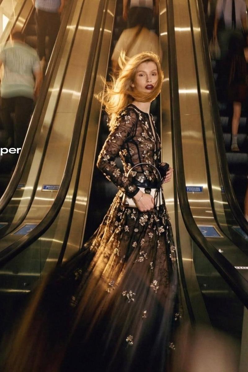Escalator motion blur fashion: GPT Image 2 prompt