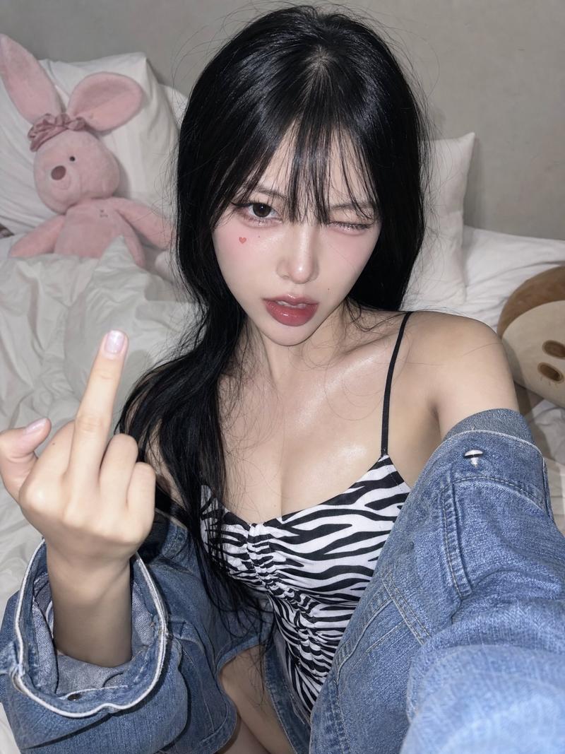 East asian phone-flash bedroom selfie: GPT Image 2 prompt