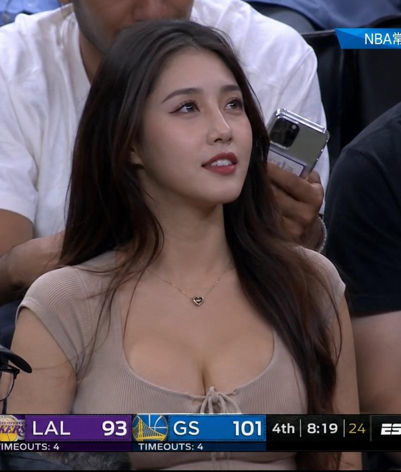 NBA stands CCTV5 broadcast screenshot: GPT Image 2 prompt