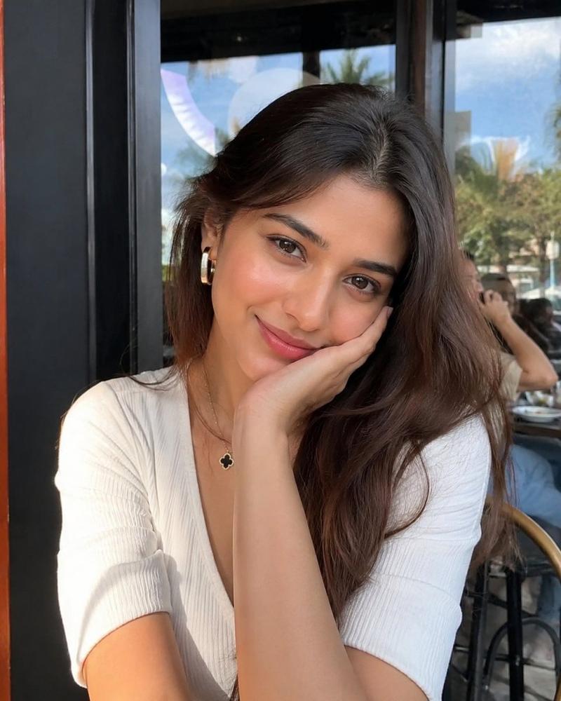 Outdoor cafe fashion portrait: GPT Image 2 prompt