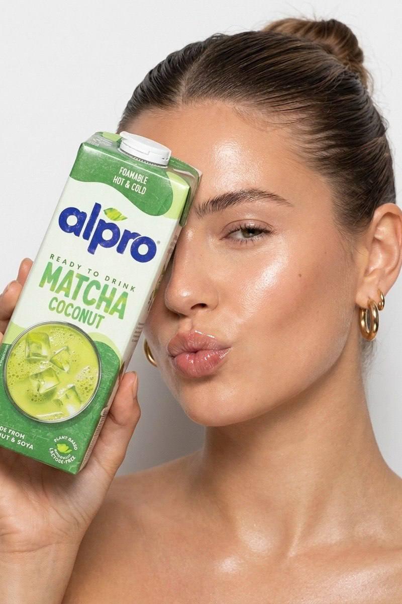 Beauty product campaign kiss pose: GPT Image 2 prompt