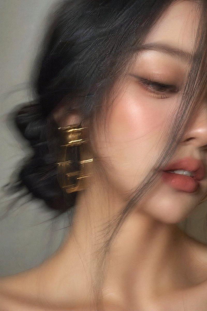 Motion blur beauty close-up: GPT Image 2 prompt