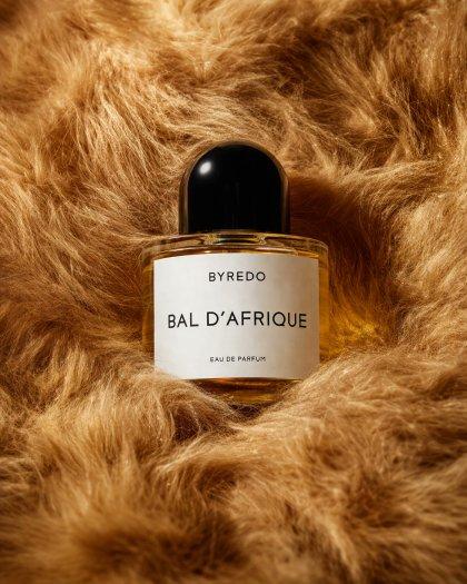 Perfume bottle in golden faux fur: GPT Image 2 prompt
