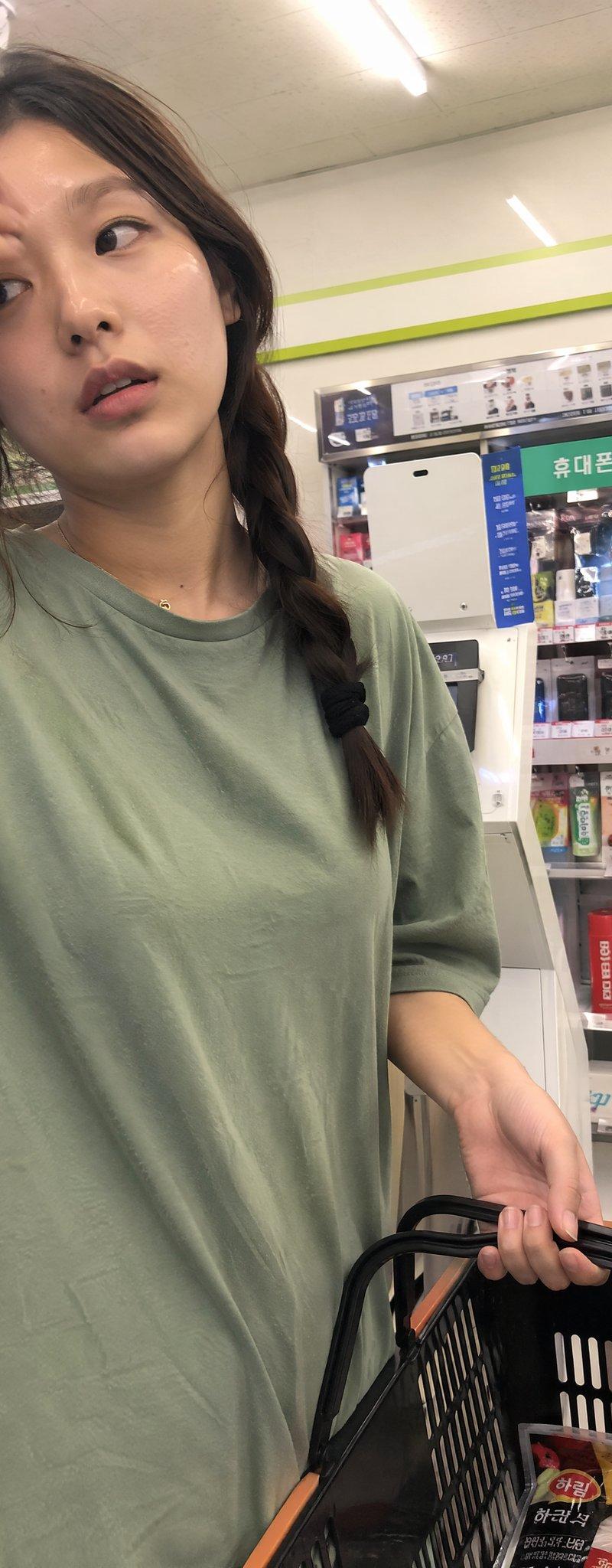 便利店前置镜头捕捉韩国女子生活瞬间
