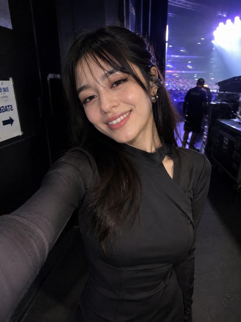 iPhone前置自拍演唱会后台真实抓拍
