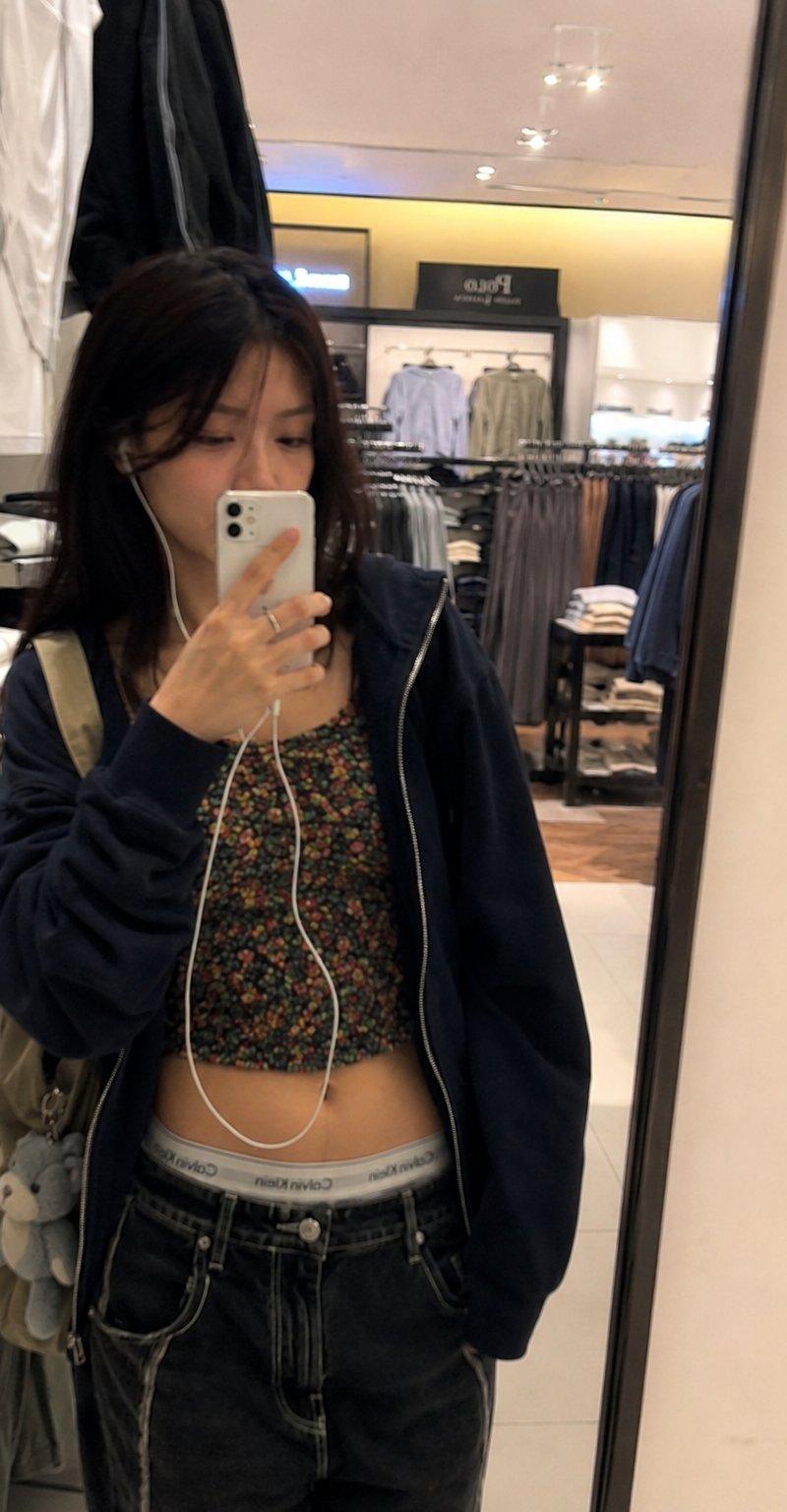 现代商场里的Y2K少女