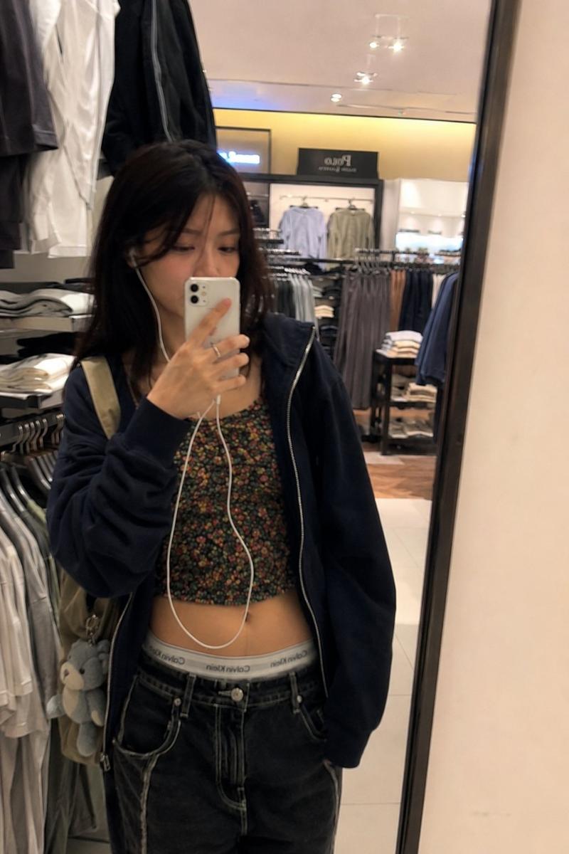 现代商场里的Y2K少女