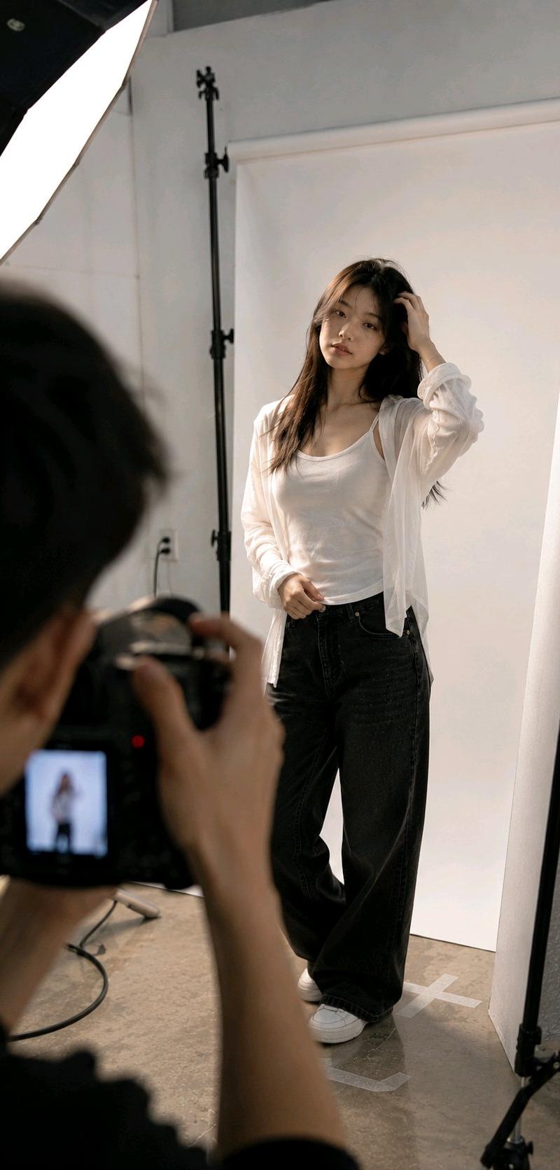 亚洲女模特摄影棚纪实拍摄现场
