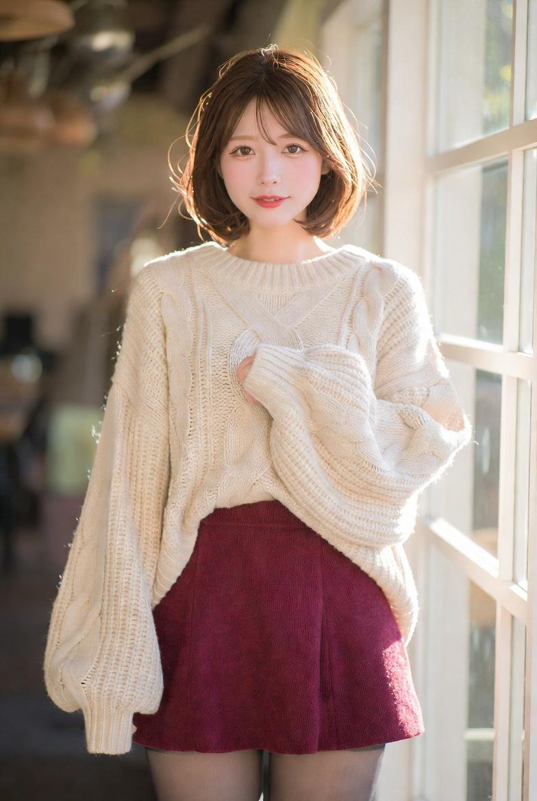 秋日暖阳下穿着毛衣的温柔回眸少女
